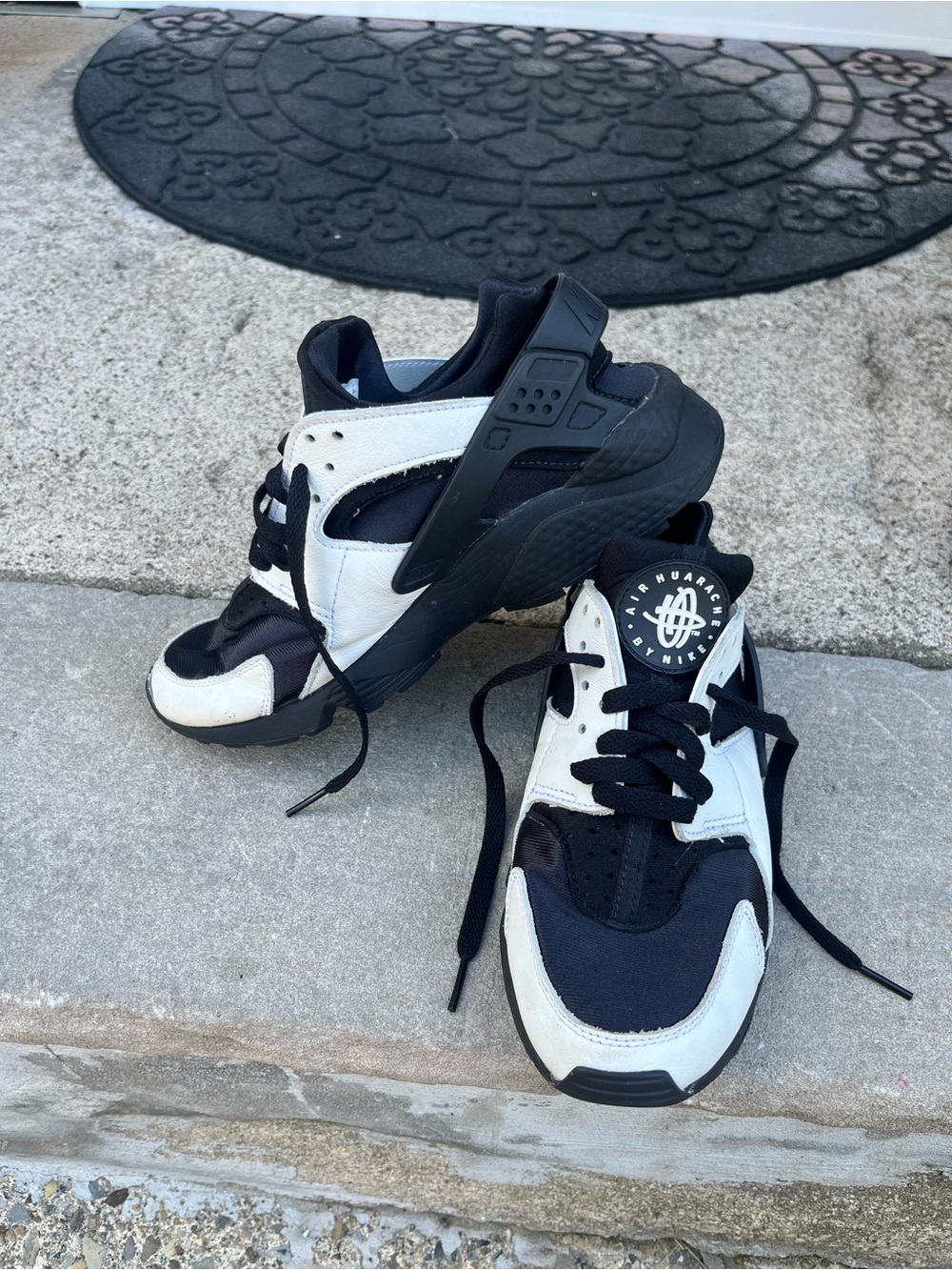 Nike Black & White Huarache-Style Athletic Sneakers